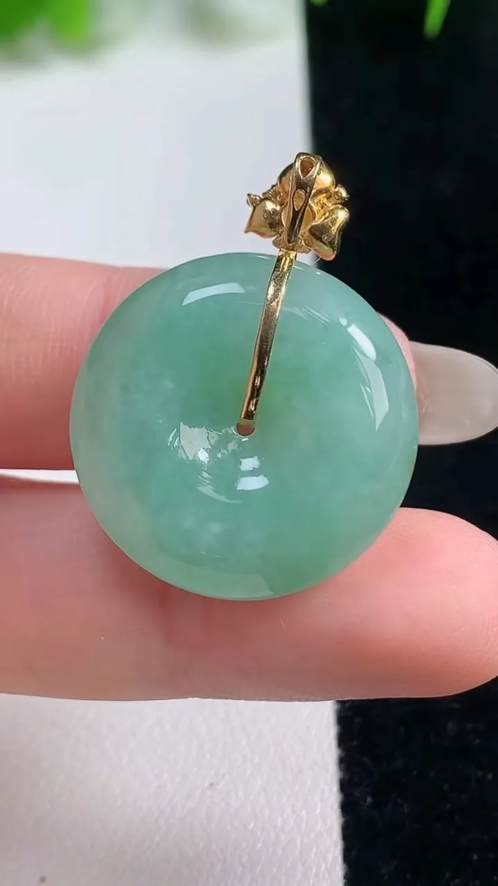 天然A货翡翠平安扣吊坠，尺寸23.3-6.5，重量:8.18g
10月17日