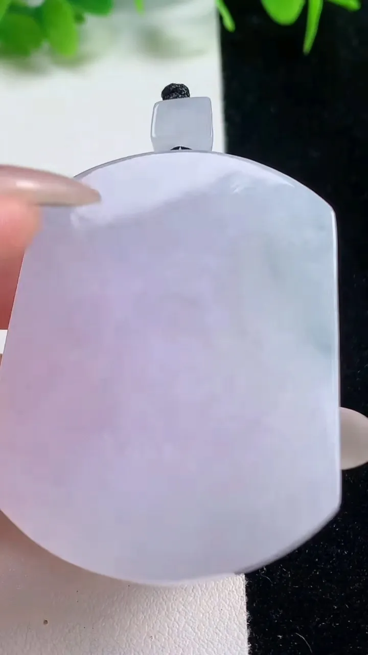 天然A货翡翠冰种紫罗兰无事牌吊坠，尺寸49.4-38.8-5.8，重量:34.80g
10月17日
