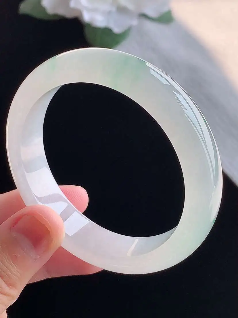a货翡翠老坑冰种飘绿正装正圈手镯52-53小圈口  尺寸52.5×12.5×7.7mm 重量52.1