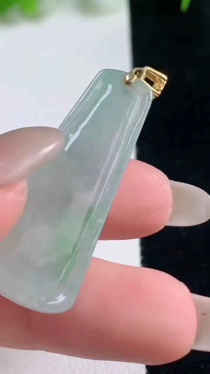 天然A货翡翠节节高升 竹节吊坠，尺寸39.2-15.3-5.3，重量:7.09g
10月17日