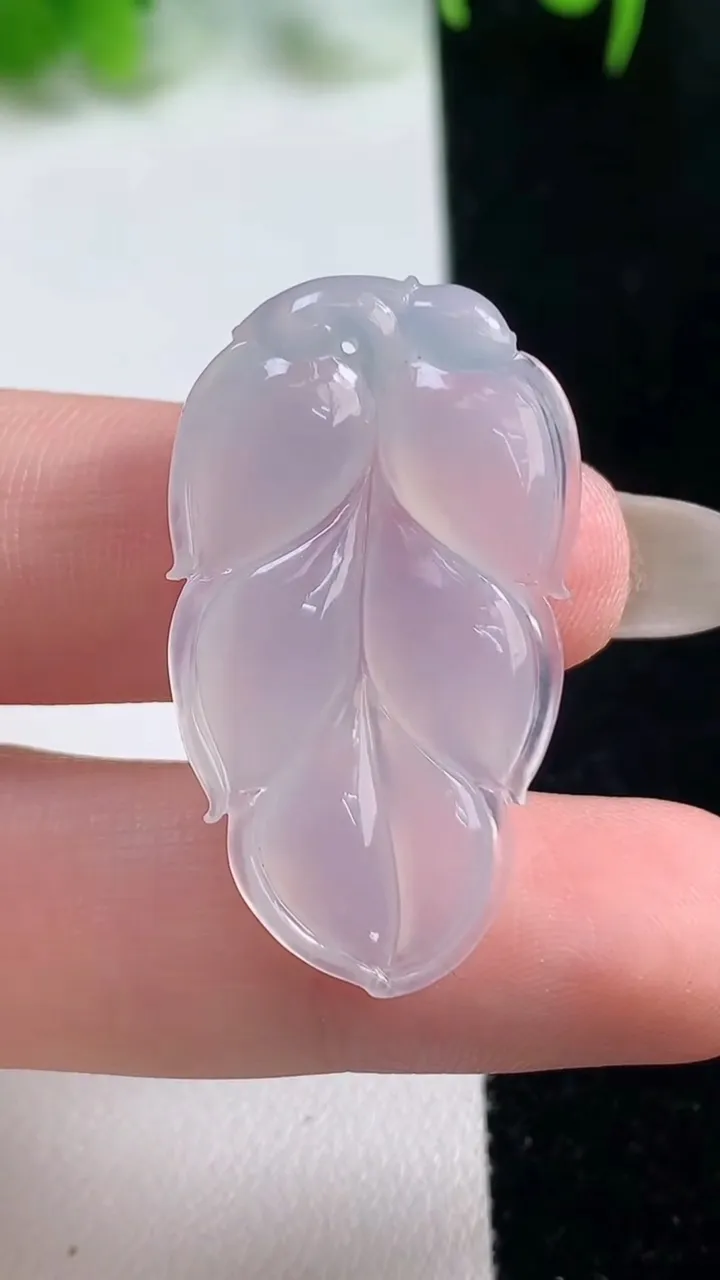天然A货翡翠金枝玉叶 叶子吊坠，尺寸34.4-18.5-3.8，重量:4.59g
10月17日
