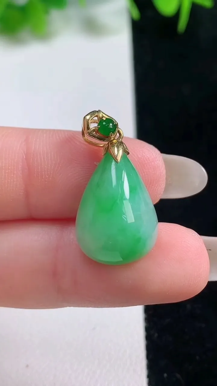 天然A货翡翠水滴吊坠，尺寸18-13-7.8，重量:3.41g
10月17日
