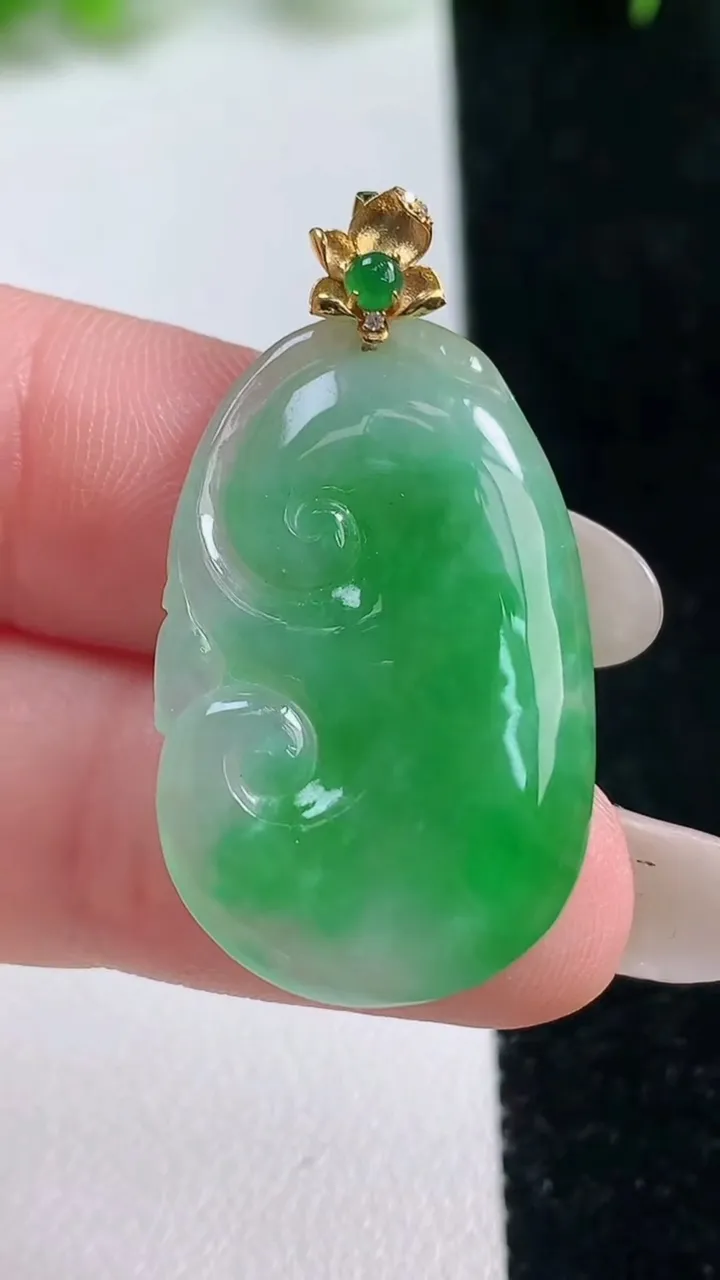 天然A货翡翠如意吊坠，尺寸28.8-18.7-3.2，重量:4.15g
10月17日