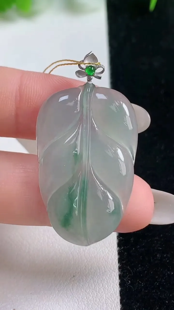 天然A货翡翠种飘花金枝玉叶 叶子吊坠，尺寸33.7-21.7-3.7，重量:5.89g
10月17日