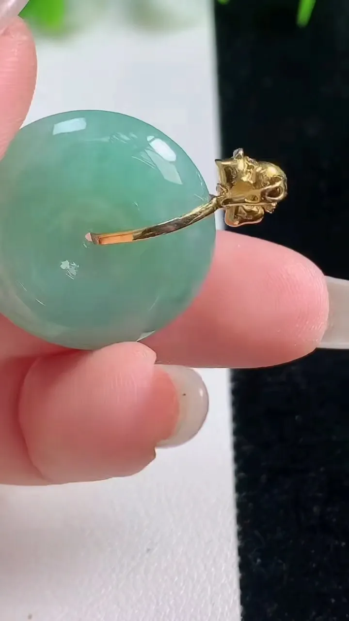 天然A货翡翠平安扣吊坠，尺寸23.3-6.5，重量:8.18g
10月17日