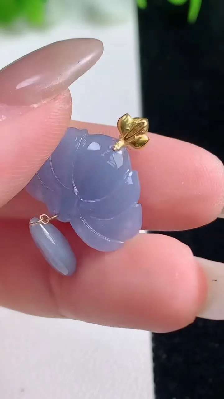 天然A货翡翠种紫罗兰荷花吊坠，尺寸21.2-18.6-5.3，重量:2.72g
10月17日