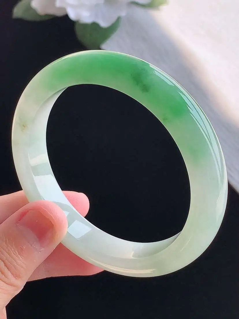 a货翡翠老坑冰种飘绿正装正圈手镯55-56圈口  尺寸55.8×11.2×8mm 重量54.45g 