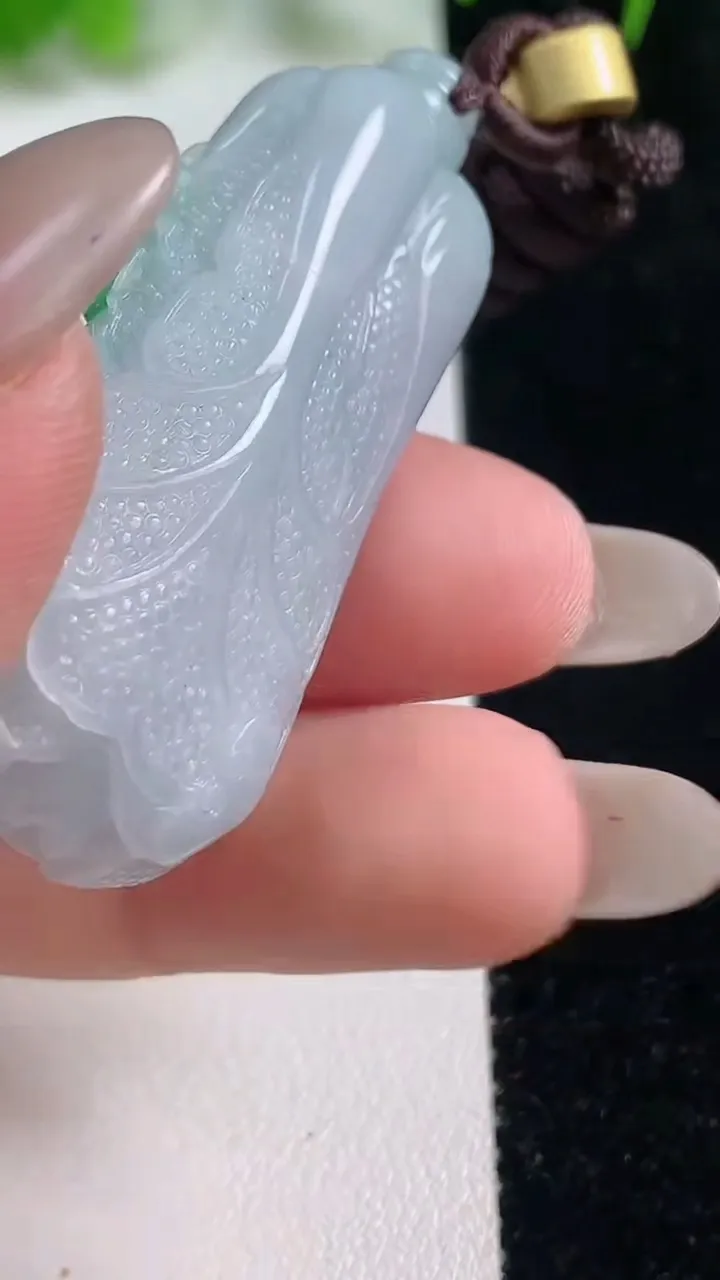 天然A货翡翠白菜吊坠，尺寸47.7-20.5-12，重量:26.04g
10月17日
