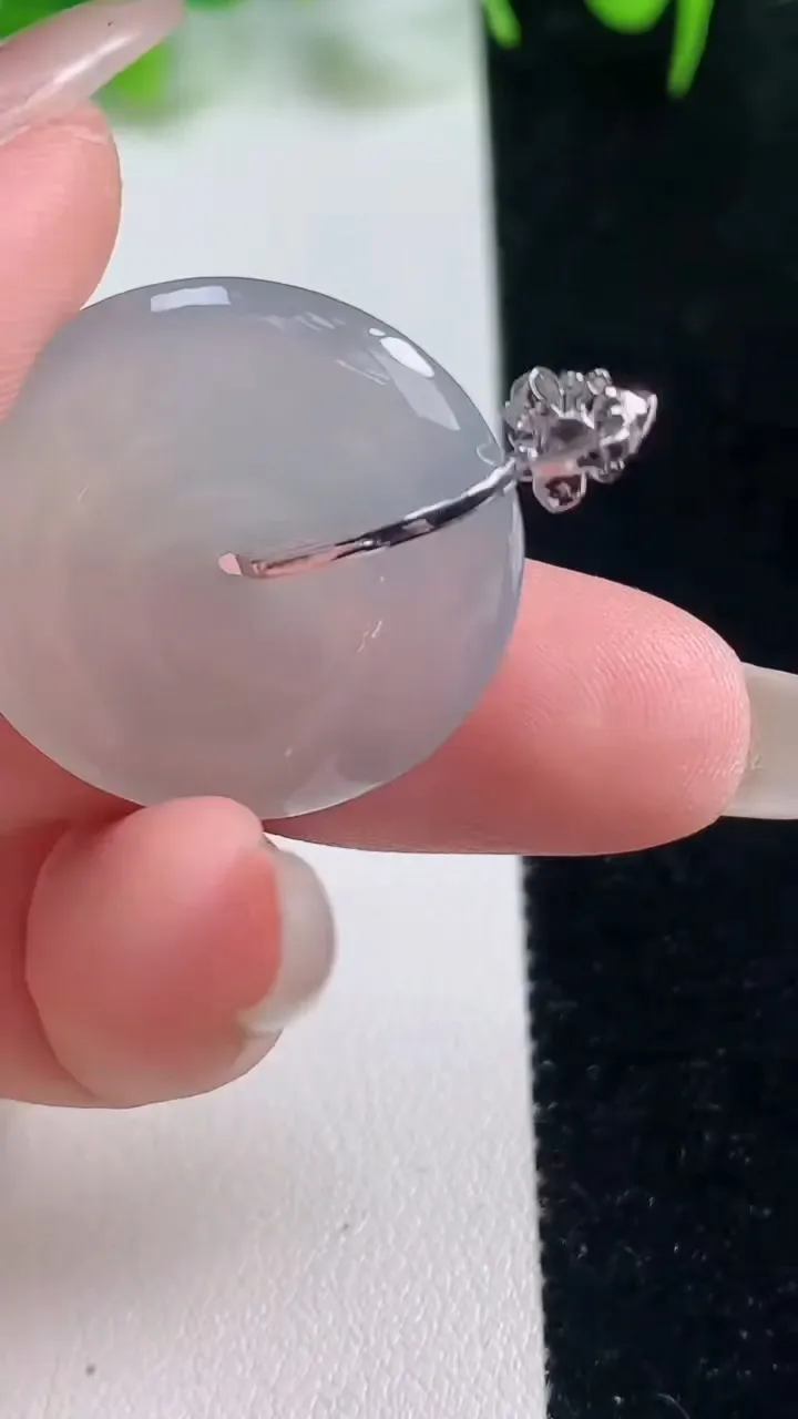 天然A货翡翠种白冰平安扣吊坠，尺寸25-5.5，重量:7.77g
10月17日