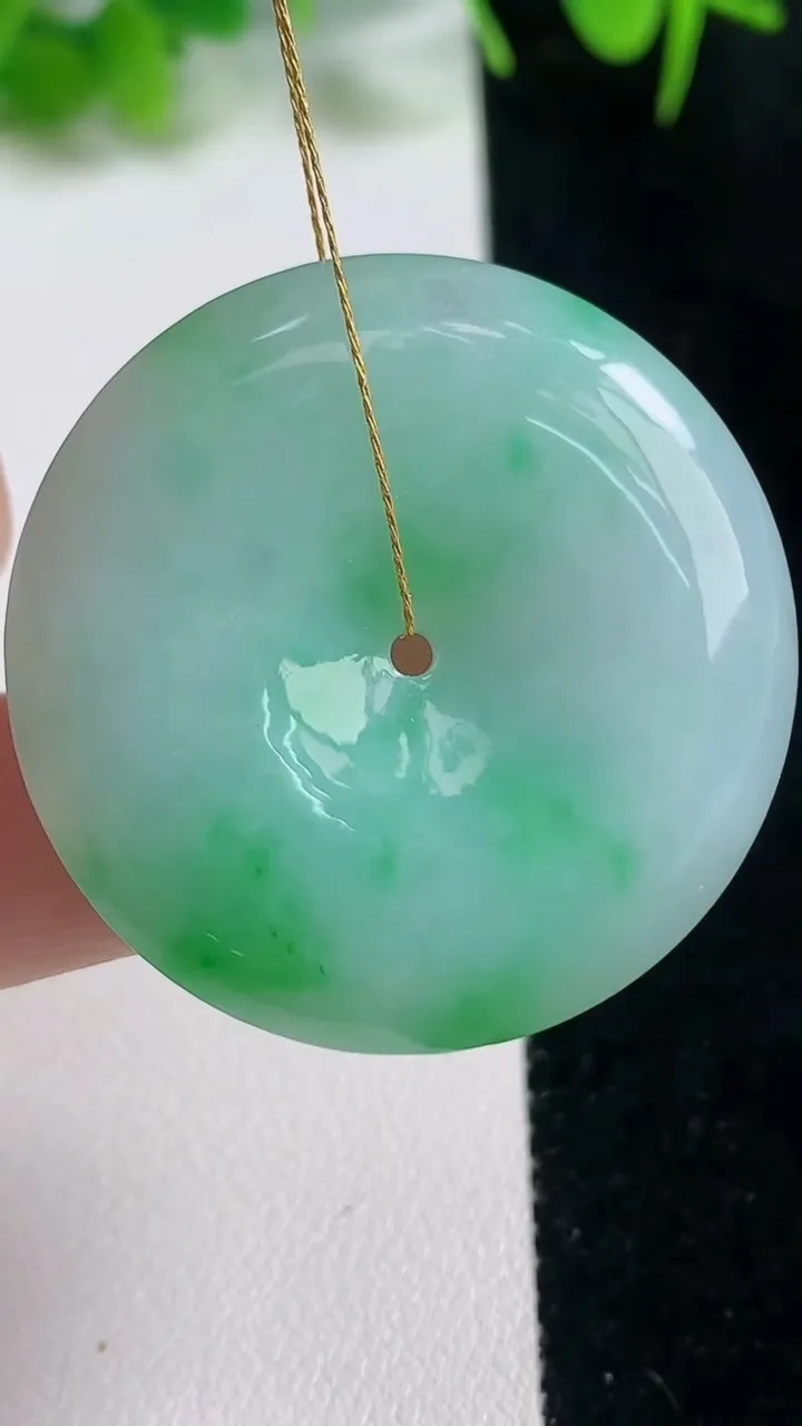 天然A货翡翠平安扣吊坠，尺寸37-6.4，重量:18.21g
10月17日