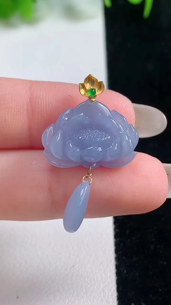 天然A货翡翠种紫罗兰荷花吊坠，尺寸21.2-18.6-5.3，重量:2.72g
10月17日