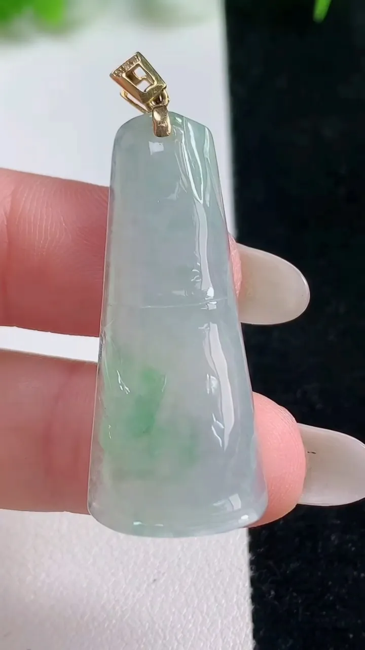 天然A货翡翠节节高升 竹节吊坠，尺寸39.2-15.3-5.3，重量:7.09g
10月17日