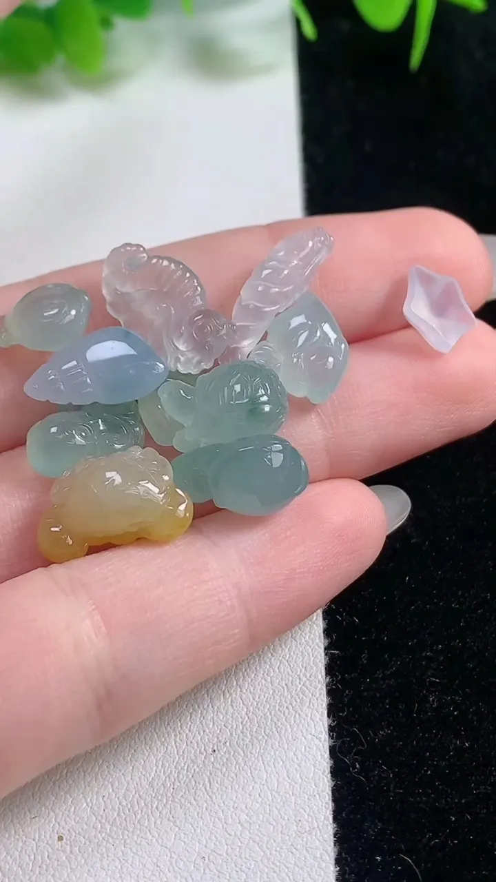 天然A货翡翠金蟾镶嵌件一手，尺寸14-7.7-3，重量:9.00g
10月17日