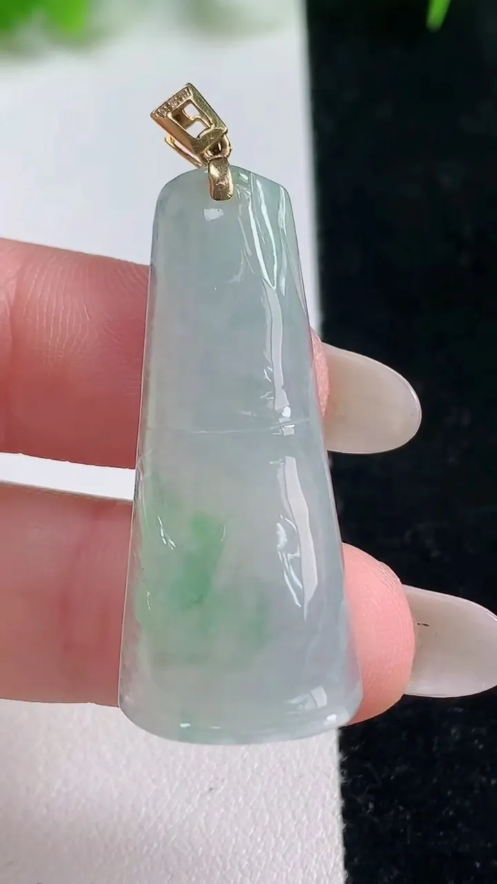 天然A货翡翠节节高升 竹节吊坠，尺寸39.2-15.3-5.3，重量:7.09g
10月17日