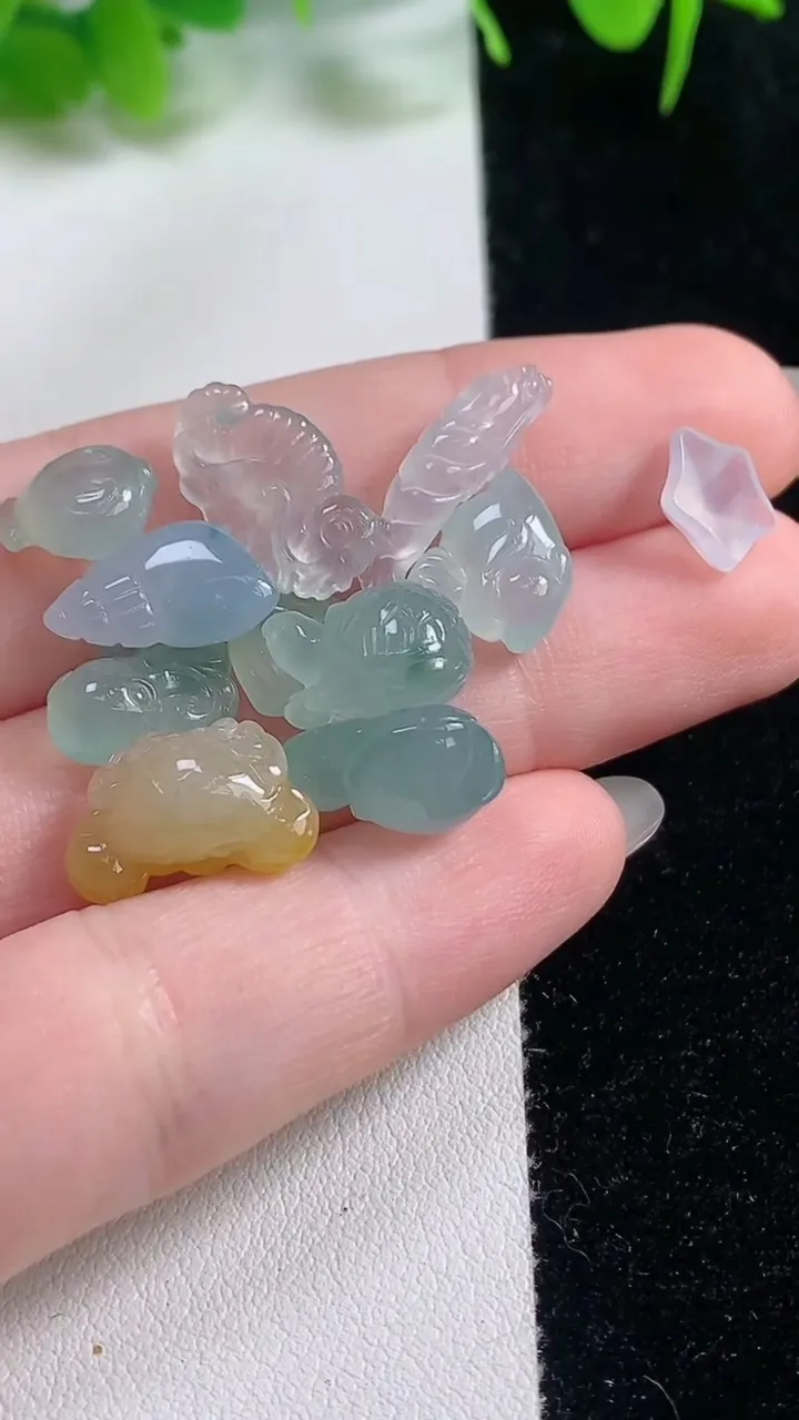 天然A货翡翠金蟾镶嵌件一手，尺寸14-7.7-3，重量:9.00g
10月17日