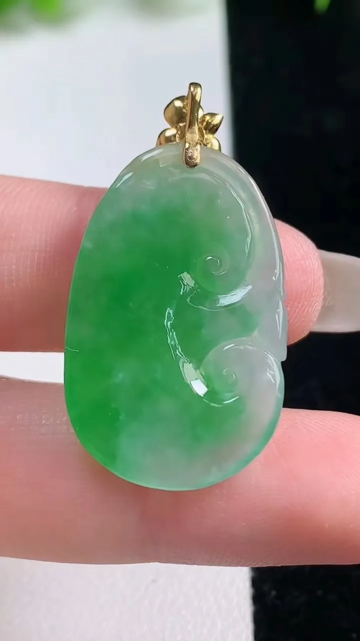 天然A货翡翠如意吊坠，尺寸28.8-18.7-3.2，重量:4.15g
10月17日
