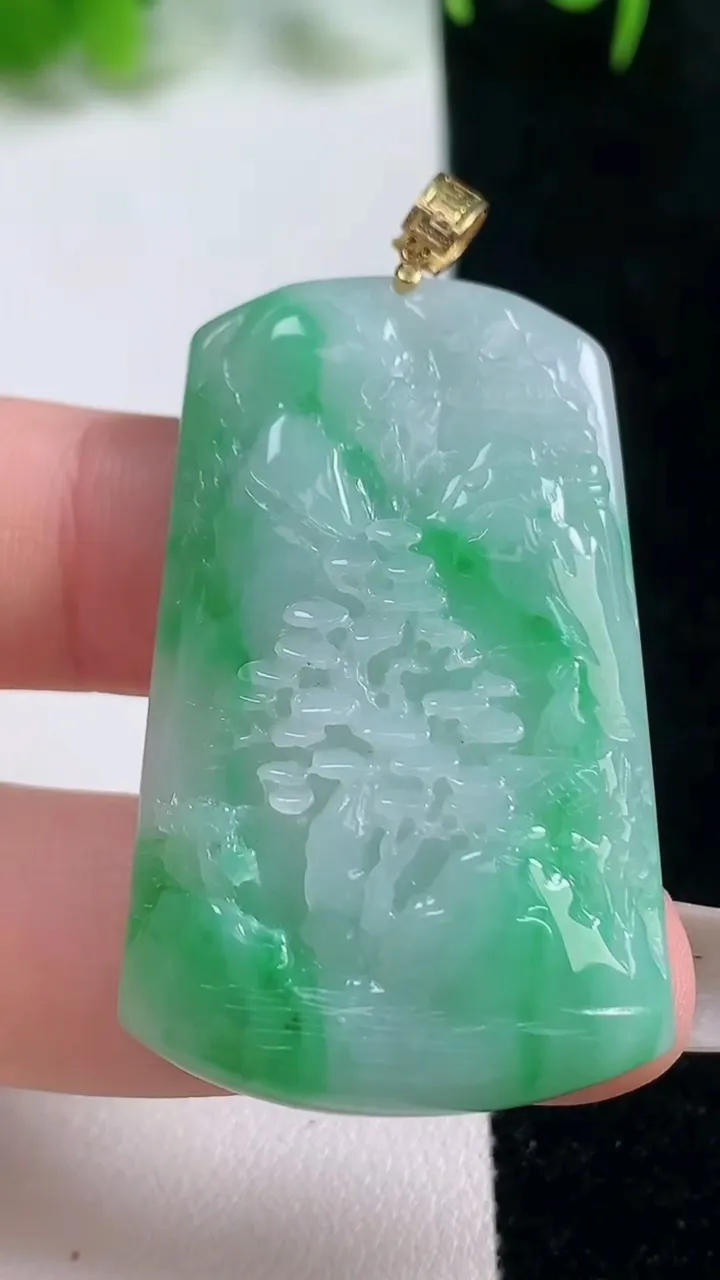 天然A货翡翠山水牌吊坠，尺寸43.3-26.5-7.2，重量:16.77g
10月17日