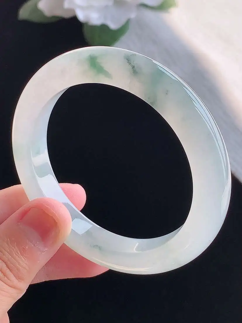 a货翡翠老坑冰种飘花正装正圈手镯51-52小圈口  尺寸51.8×9.5×8.5mm 重量47.40