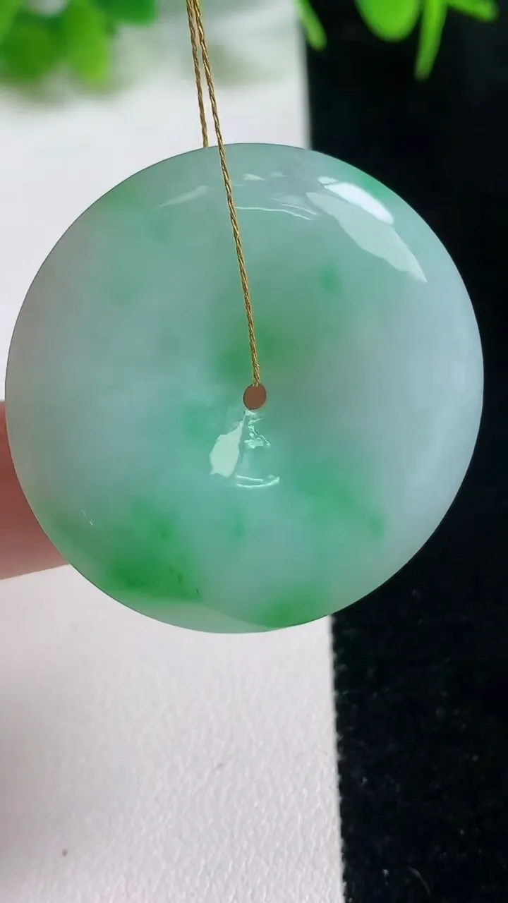 天然A货翡翠平安扣吊坠，尺寸37-6.4，重量:18.21g
10月17日