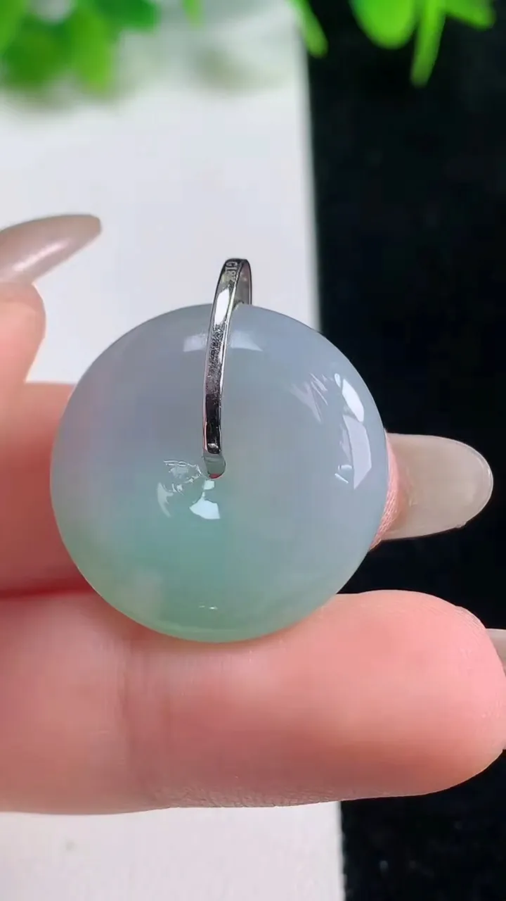 天然A货翡翠平安扣吊坠，尺寸23-6.5，重量:7.67g
10月17日