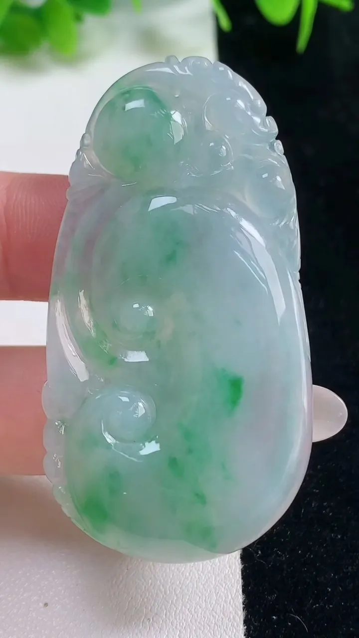 天然A货翡翠如意吊坠，尺寸57.4-30.4-5.6，重量:19.34g
10月17日