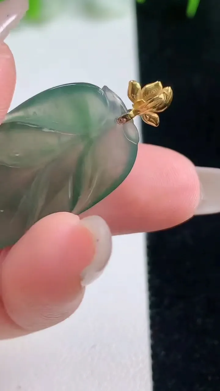 天然A货翡翠金枝玉叶 叶子吊坠，尺寸30.7-17-4.2，重量:4.74g
10月17日