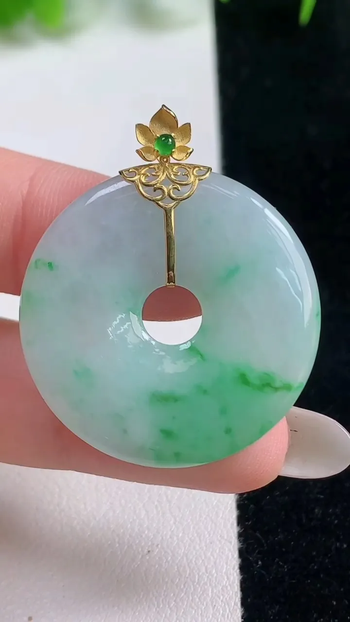 天然A货翡翠平安环吊坠，尺寸31-3.8，重量:8.60g
10月17日