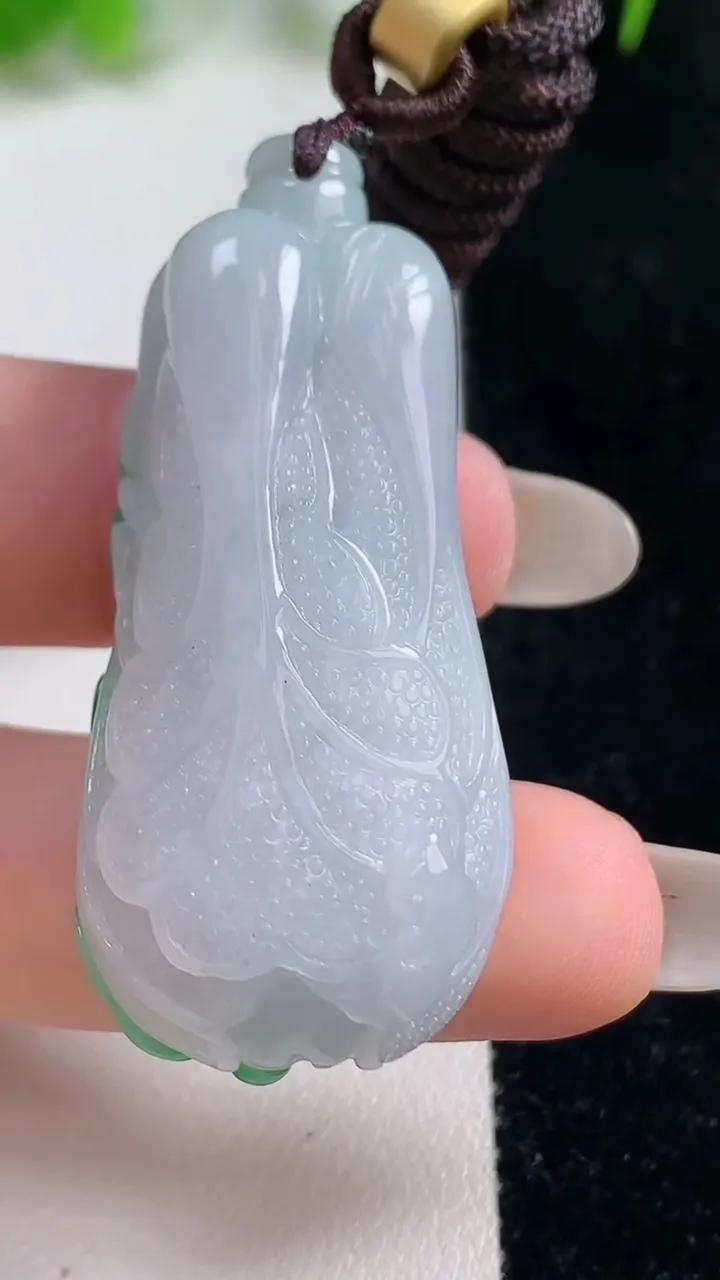 天然A货翡翠白菜吊坠，尺寸47.7-20.5-12，重量:26.04g
10月17日