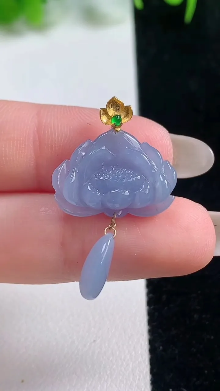 天然A货翡翠种紫罗兰荷花吊坠，尺寸21.2-18.6-5.3，重量:2.72g
10月17日