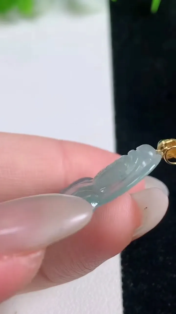 天然A货翡翠正装观音菩萨吊坠，尺寸37.8-23-3.6，重量:5.52g
10月17日