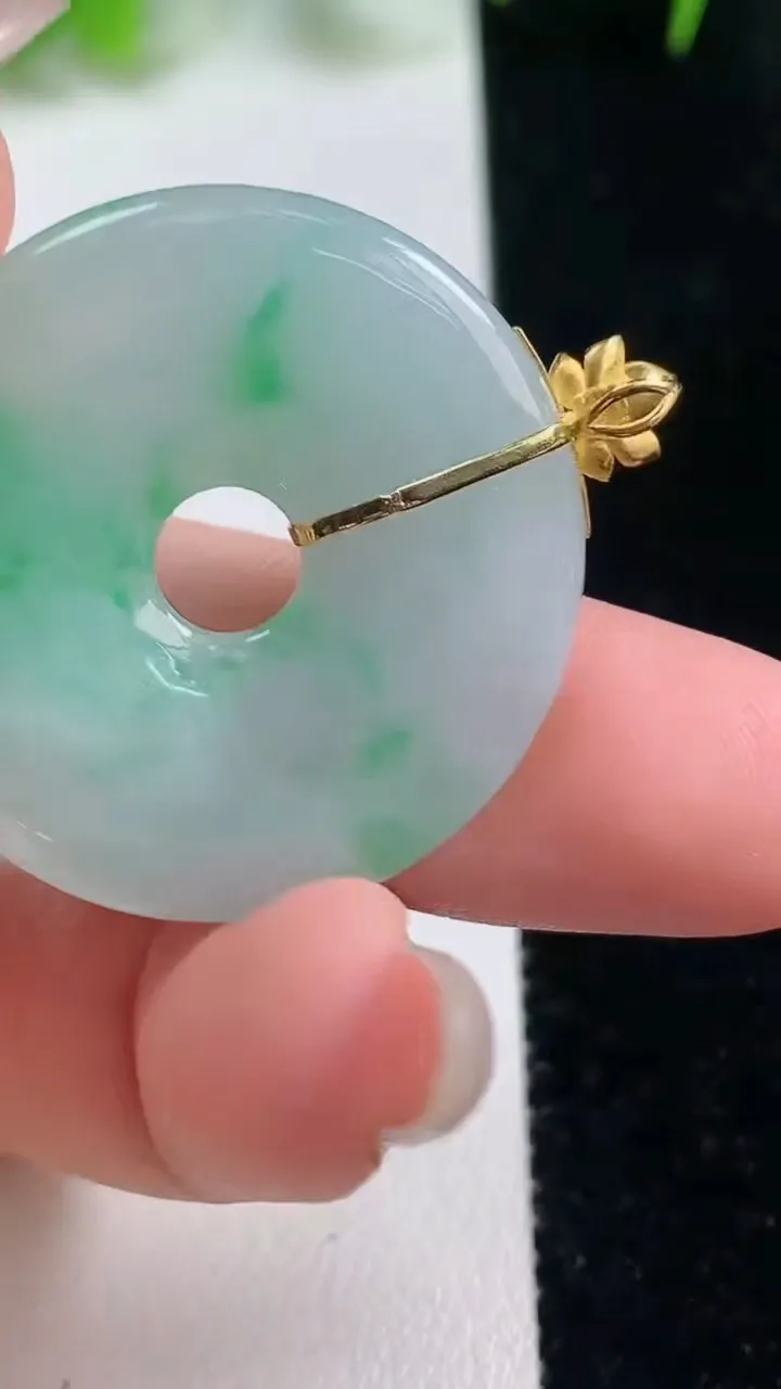 天然A货翡翠平安环吊坠，尺寸31-3.8，重量:8.60g
10月17日