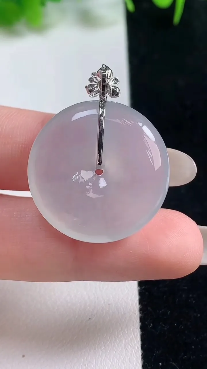 天然A货翡翠种白冰平安扣吊坠，尺寸25-5.5，重量:7.77g
10月17日