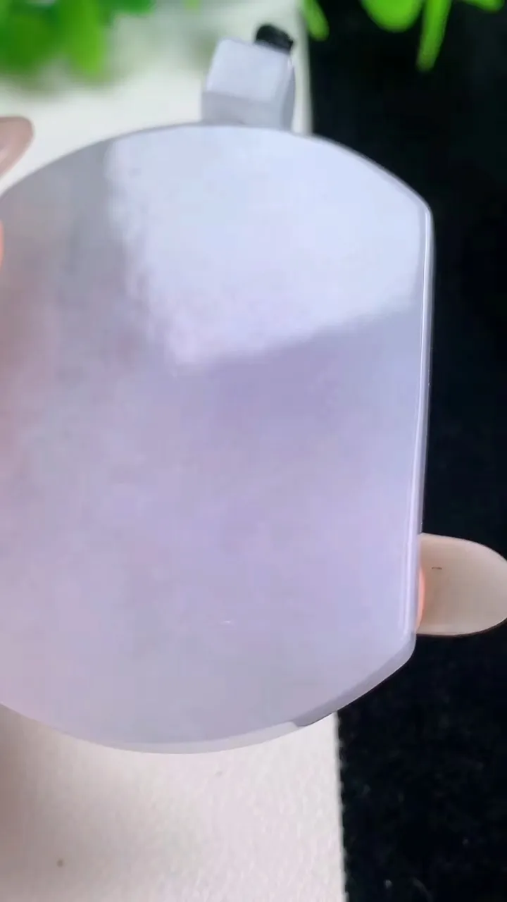 天然A货翡翠冰种紫罗兰无事牌吊坠，尺寸49.4-38.8-5.8，重量:34.80g
10月17日