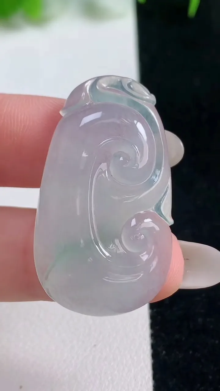 天然A货翡翠如意吊坠，尺寸37.6-21-4.8，重量:8.54g
10月17日
