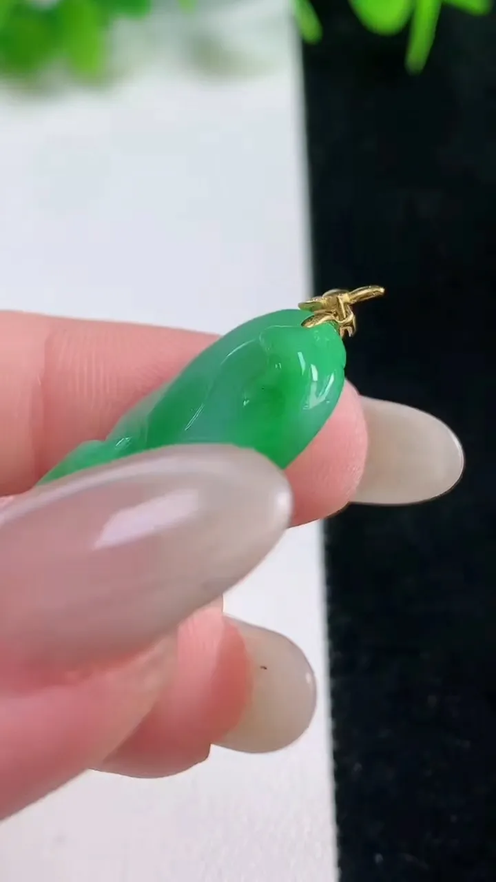 天然A货翡翠和和美美 荷叶吊坠，尺寸30.5-10.8-4.6，重量:5.29g
10月17日