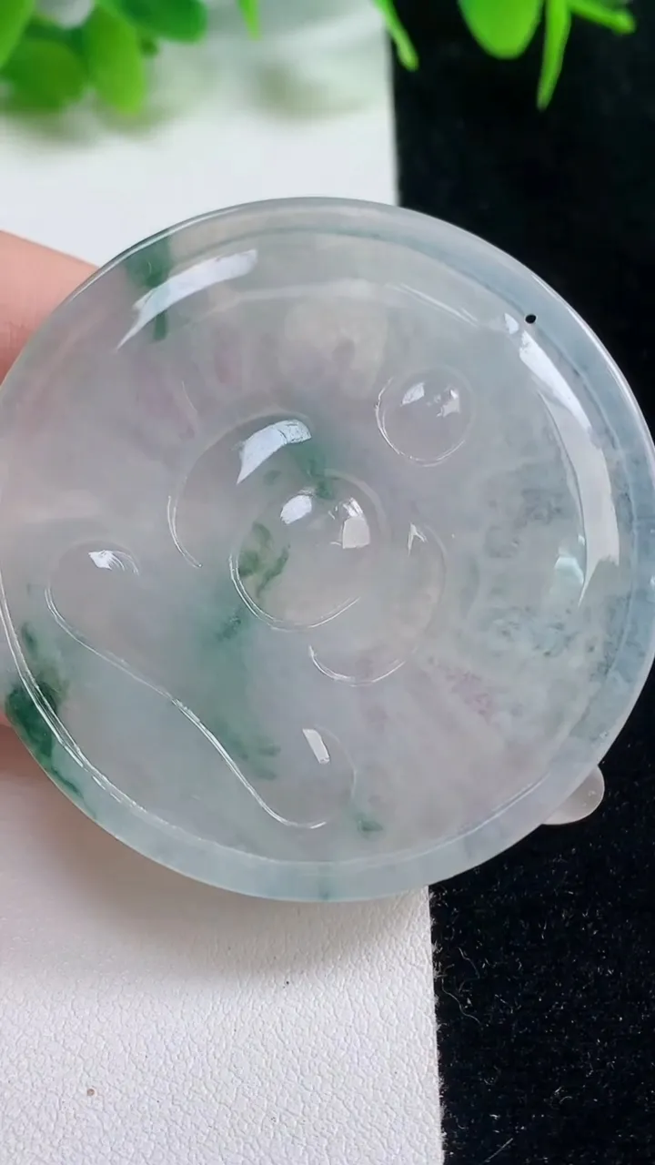 天然A货翡翠冰种飘花千手观音菩萨吊坠，尺寸51.4-6，重量:25.23g
10月17日