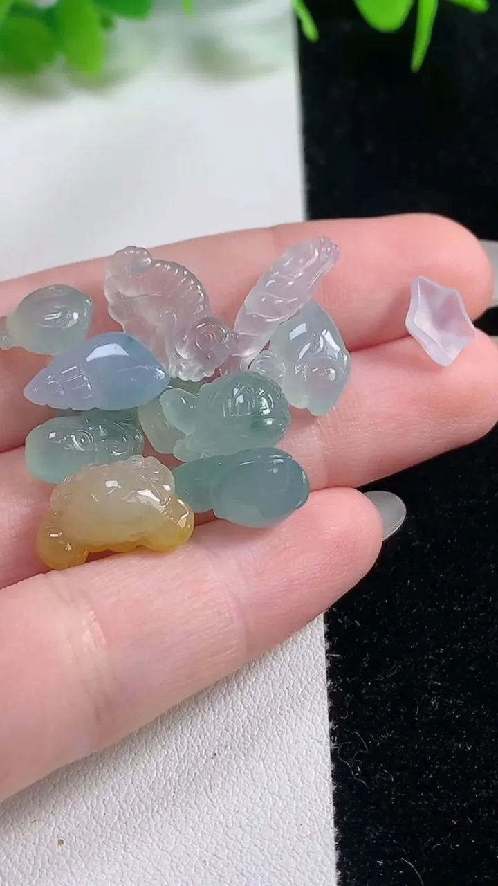天然A货翡翠金蟾镶嵌件一手，尺寸14-7.7-3，重量:9.00g
10月17日