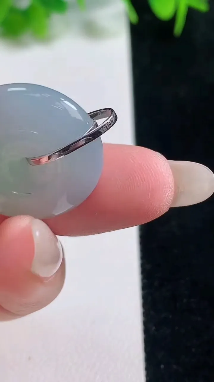 天然A货翡翠平安扣吊坠，尺寸23-6.5，重量:7.67g
10月17日