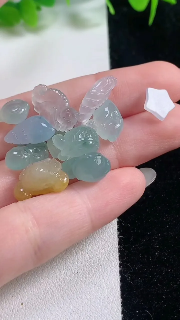 天然A货翡翠金蟾镶嵌件一手，尺寸14-7.7-3，重量:9.00g
10月17日