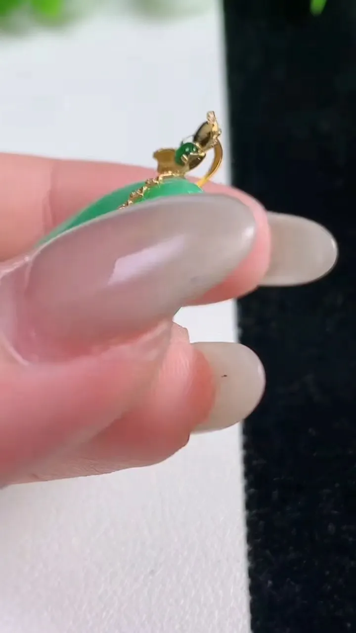 天然A货翡翠平安扣吊坠，尺寸26.8-5.4，重量:8.51g
10月17日