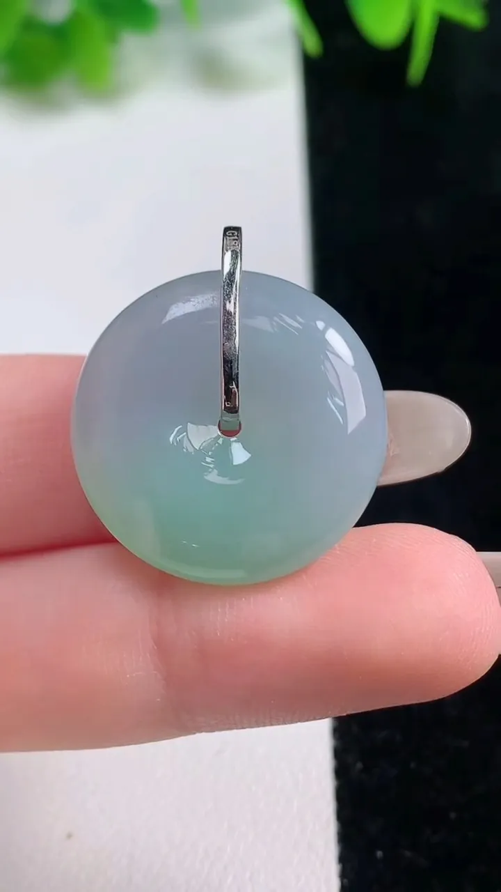 天然A货翡翠平安扣吊坠，尺寸23-6.5，重量:7.67g
10月17日