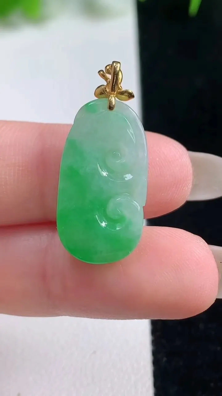 天然A货翡翠如意吊坠，尺寸23.3-12.4-5，重量:2.95g
10月17日