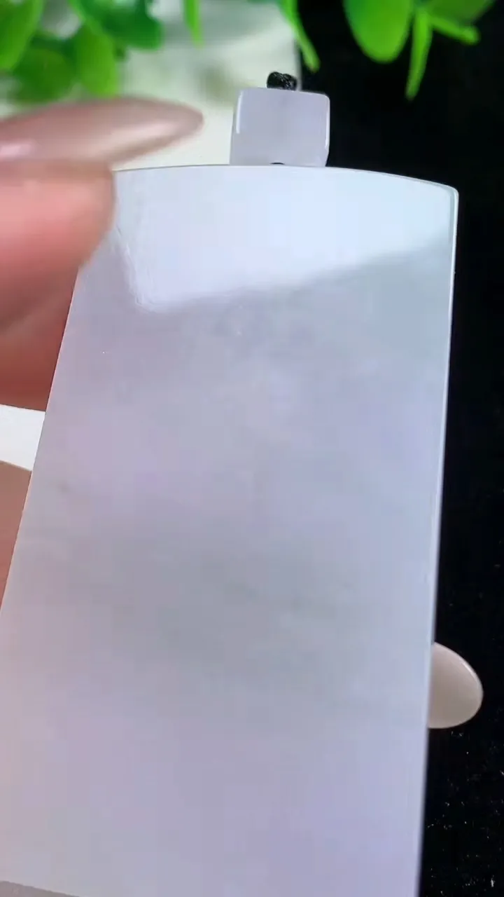 天然A货翡翠冰种春带彩 紫罗兰无事牌吊坠，尺寸64-36-5.8，重量:39.63g
10月17日