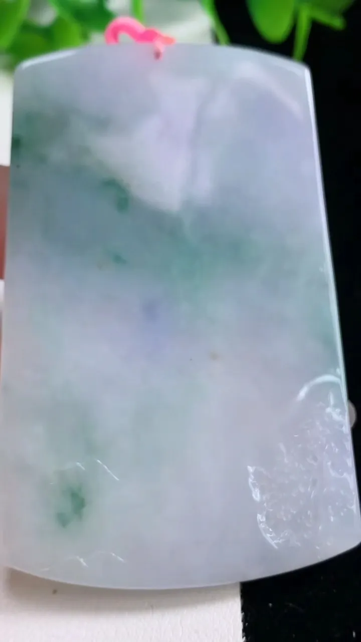 天然A货翡翠紫罗兰 飘花山水牌吊坠，尺寸74.3-47.2-6.4，重量:56.57g
10月17日