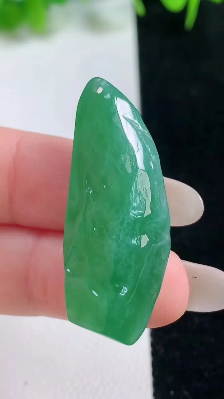 天然A货翡翠原石吊坠，尺寸38.4-15.3-8.7，重量:8.29g
10月17日