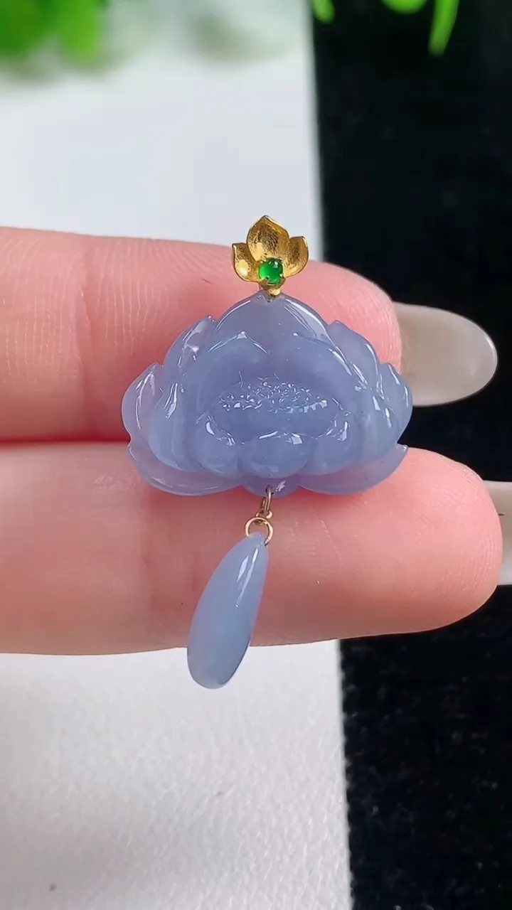 天然A货翡翠种紫罗兰荷花吊坠，尺寸21.2-18.6-5.3，重量:2.72g
10月17日