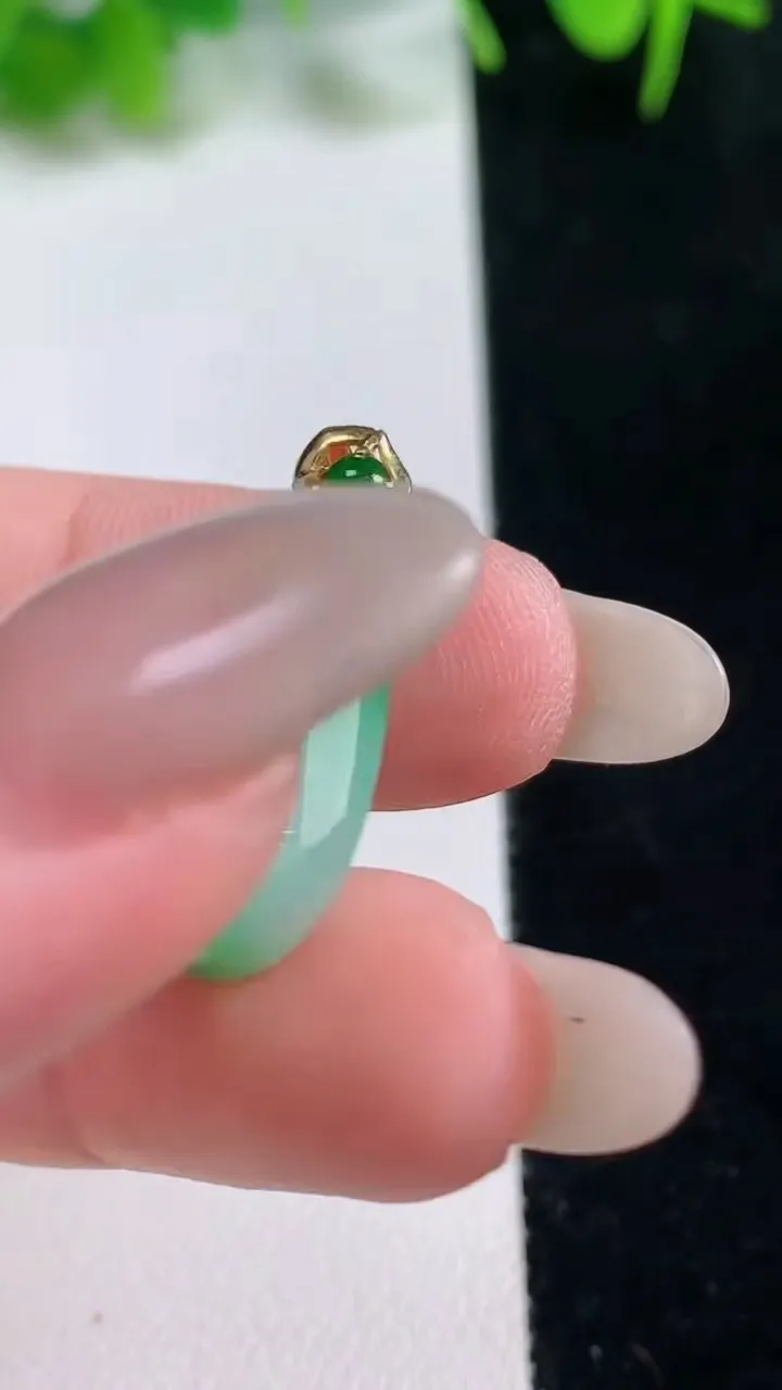 天然A货翡翠水滴吊坠，尺寸18-13-7.8，重量:3.41g
10月17日