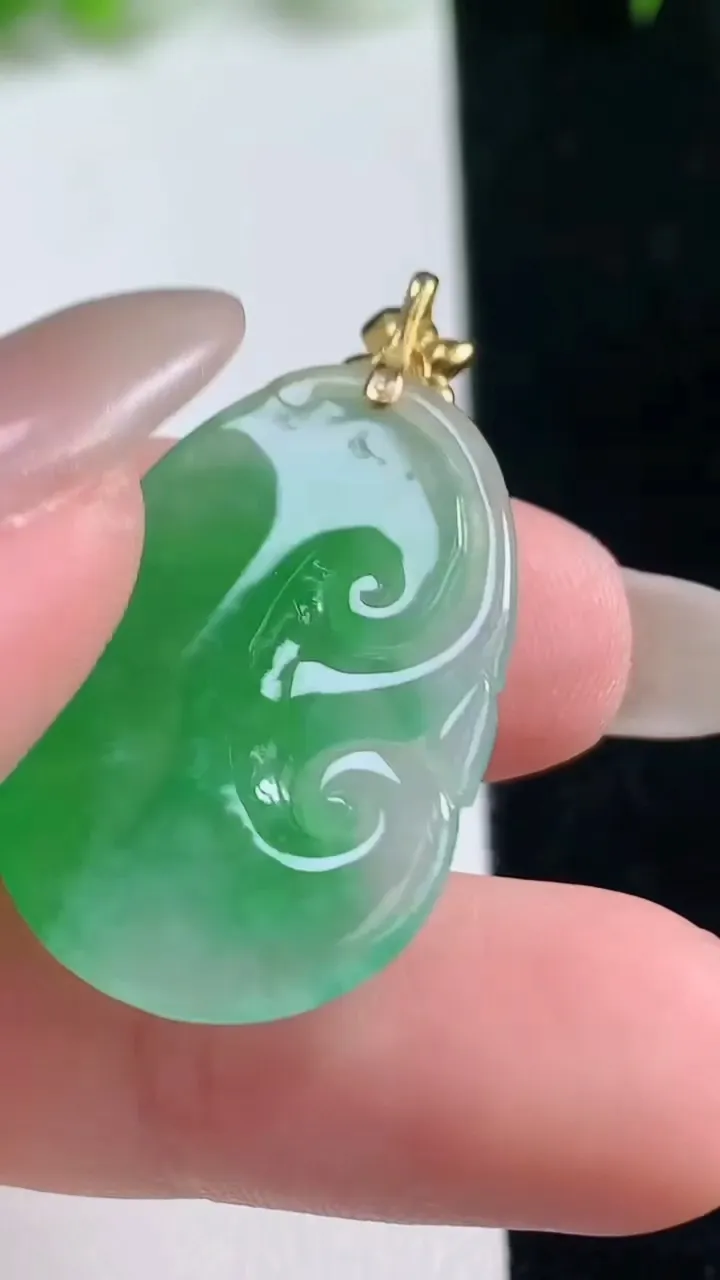 天然A货翡翠如意吊坠，尺寸28.8-18.7-3.2，重量:4.15g
10月17日