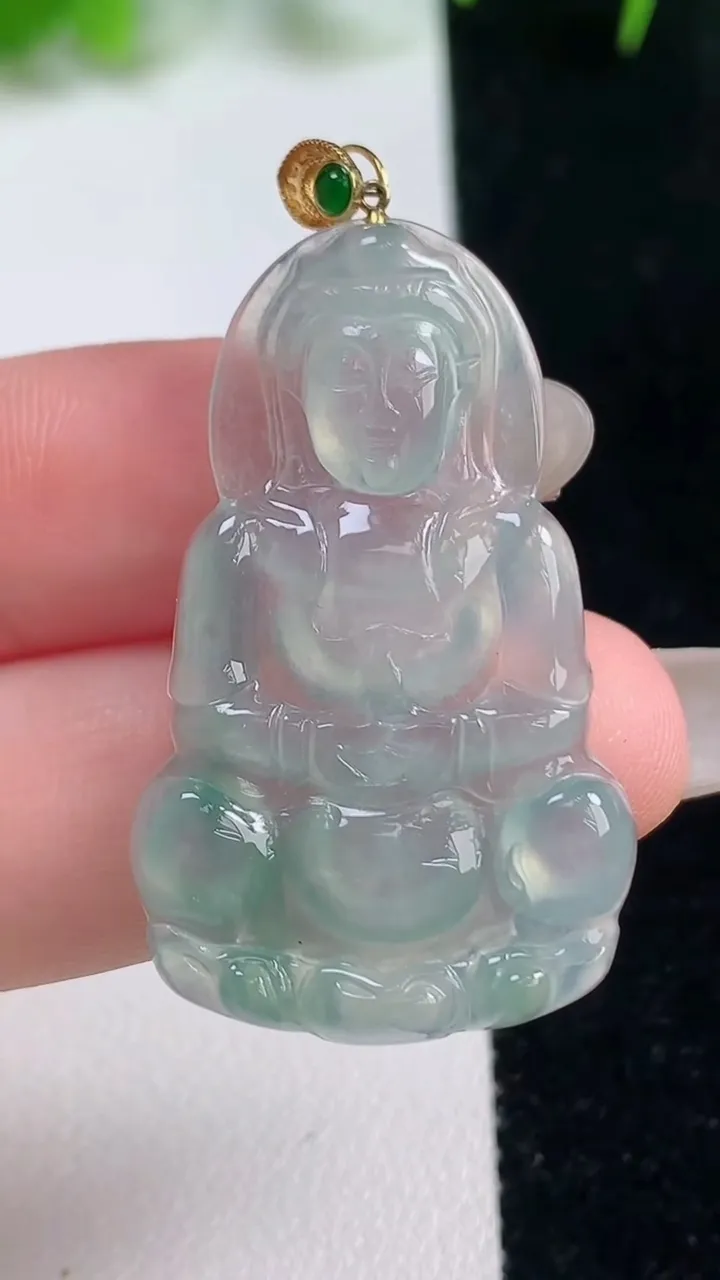 天然A货翡翠正装观音菩萨吊坠，尺寸37.8-23-3.6，重量:5.52g
10月17日