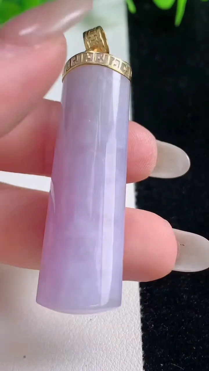 天然A货翡翠种紫罗兰平安柱吊坠，尺寸48.4-14.6-10.2，重量:17.54g
10月17日